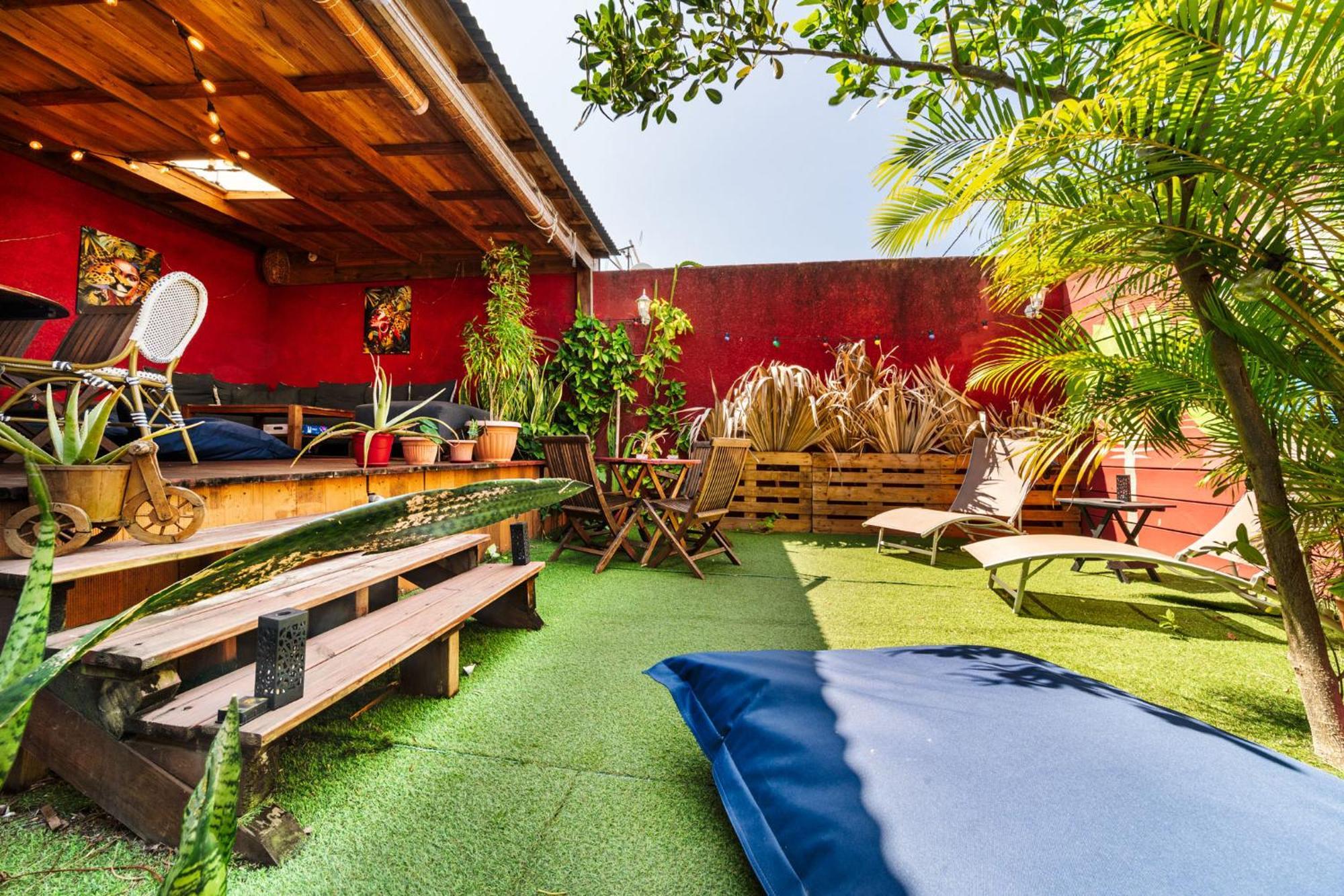 Les Baroudeurs Hostel Saint Pierre Bagian luar foto