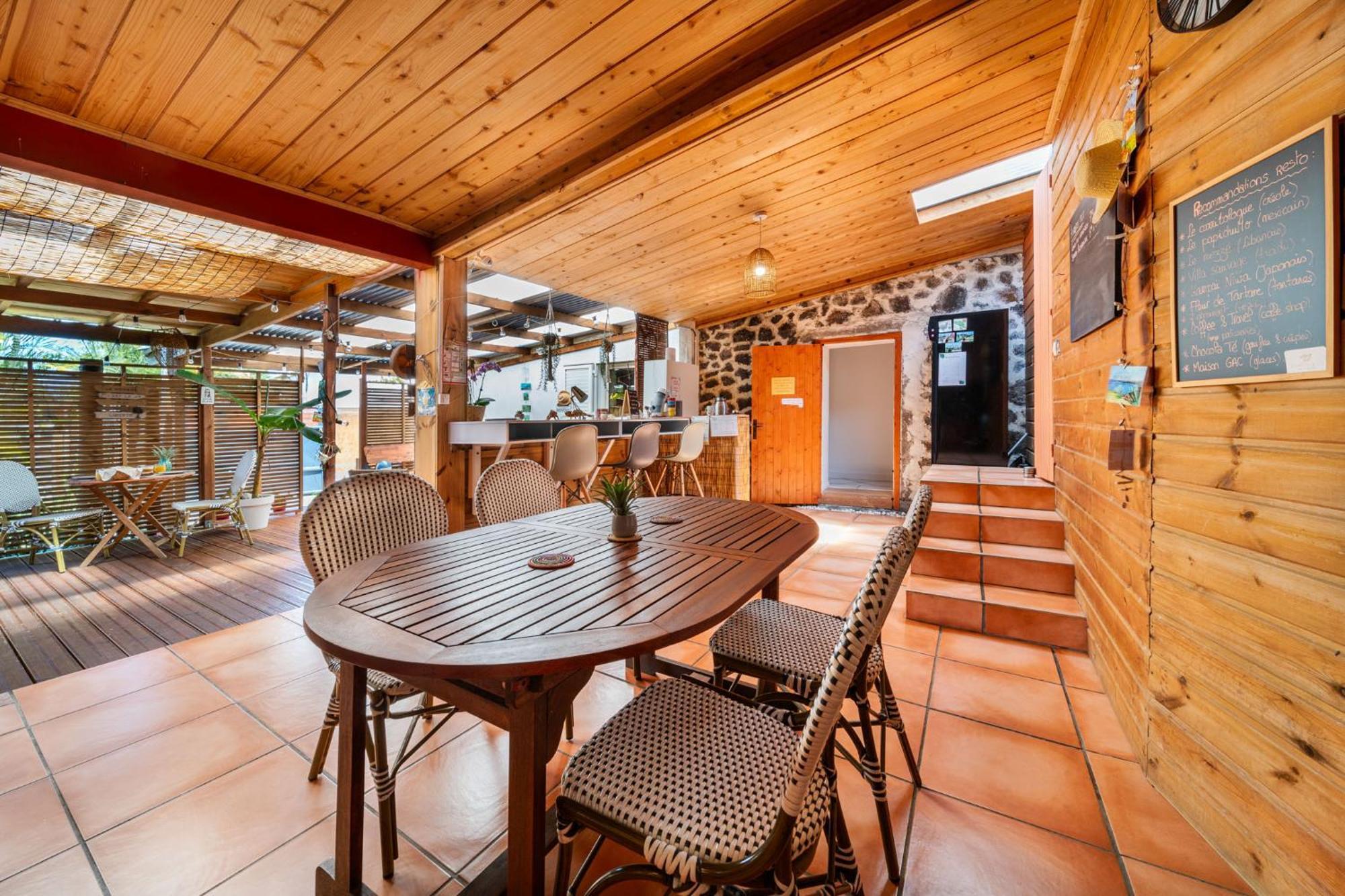 Les Baroudeurs Hostel Saint Pierre Bagian luar foto